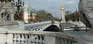 Blick zur Pont Alexandre-III und über die Seine