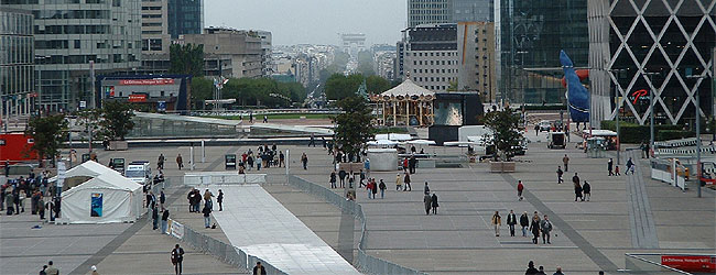 Blick auf den großen Platz in La Defense und auf die große Achse bis zum Louvre