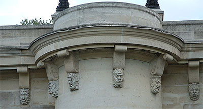 Ministerkarikaturen auf einem Pfeiler